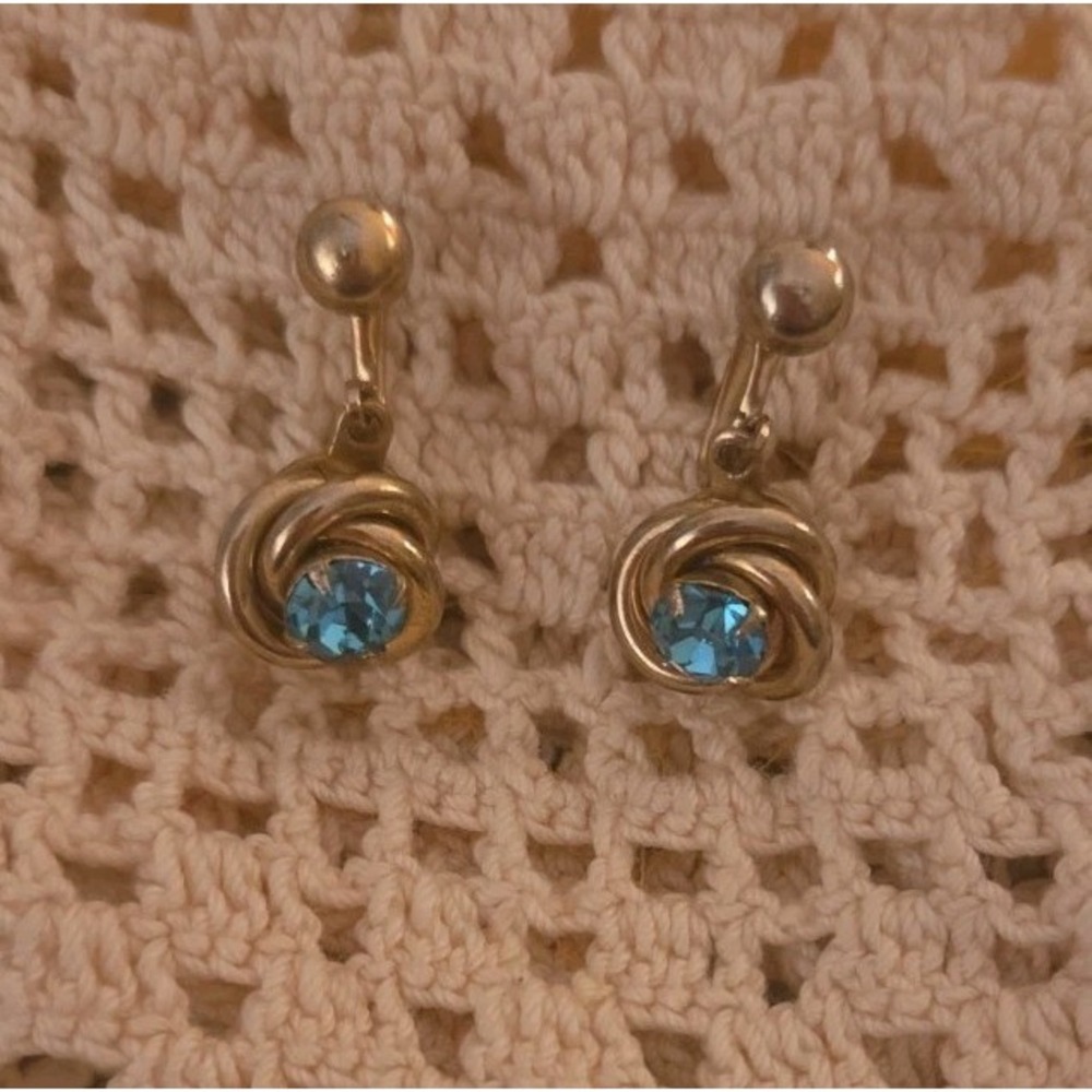Elegant Vintage Signed CORO Aqua Rhinestone Screwback Earrings Goldtone